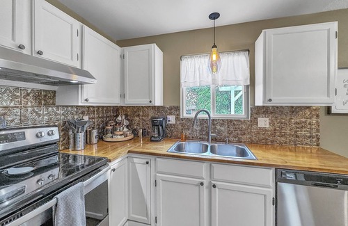 Colorado Springs Casa | The Base Camp at Red Rock Canyon- A block from hiking & biking trails!