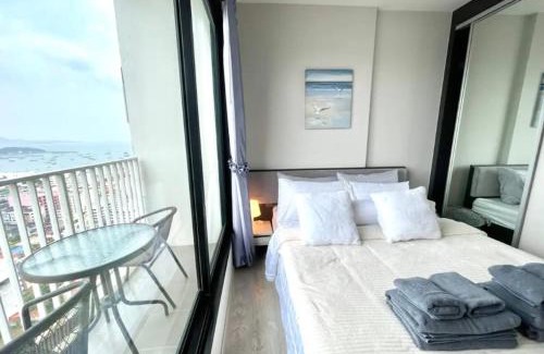 Pattaya Bay Apartamento | The BASE Central PATTAYA Long Balcony King-Bed with Infinity Pool & Free Netflix