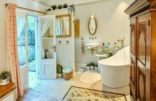 Waverton Casa | The Bath House cosy &luxe garden Cottage near CBD