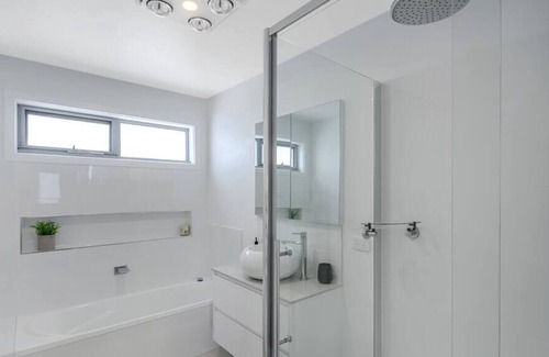 Blackmans Bay Casa | The Bay Lodge New Modern 2 bedroom 15min to CBD