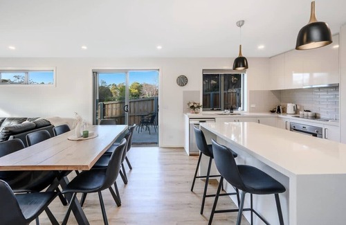 Blackmans Bay Casa | "The Bay Townhouse"-3 Bed, 2.5 Bath-500m to Beach.