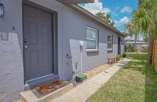 North Hyde Park Villa | The Bayside Retreat – Modern 2BR Villa Near Downtown Tampa w/ Parking & Wi-Fi
