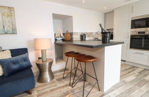 South Shields Cabaña | THE BEACH APARTMENT, pet friendly, with a garden in South Shields