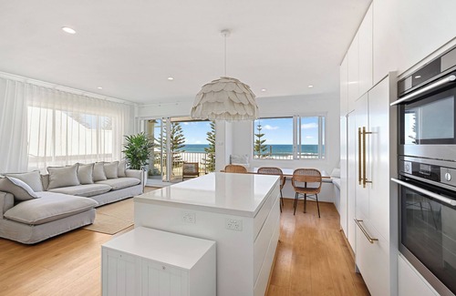 Curl Curl Casa | The Beach Front House@Curl Curl