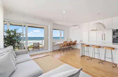 Curl Curl Casa | The Beach Front House@Curl Curl
