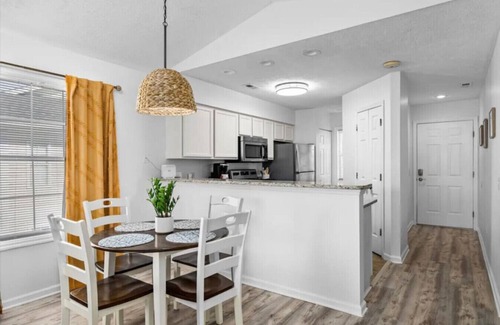 Carolina Forest Apartamento | The Beach Hive overlooking River Oaks Golf Course
