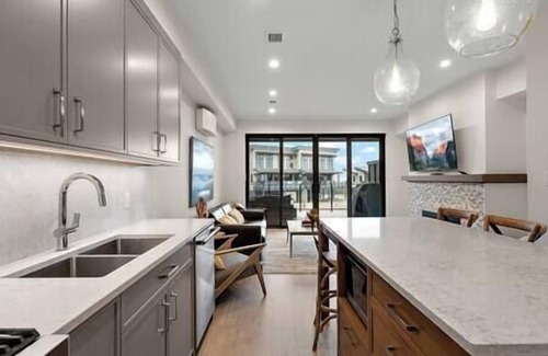 Black Creek Casa | The Beach House at Saratoga: Modern Beach Oasis