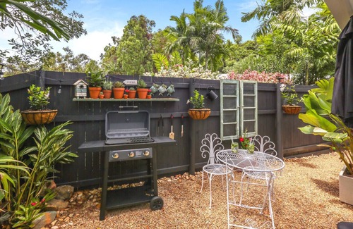 Clifton Beach Casa | The Beach Nest- Cosy Beachside Escape | Balcony, Full Kitchen & Free Wi-Fi