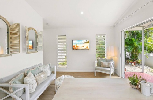 Clifton Beach Casa | The Beach Nest- Cosy Beachside Escape | Balcony, Full Kitchen & Free Wi-Fi