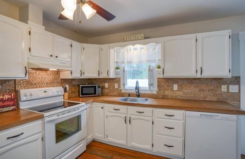 Lewes Casa | The BeachPlumB Retreat-2BR Home in Lewes-Mins to the Beach w/ backyard and grill