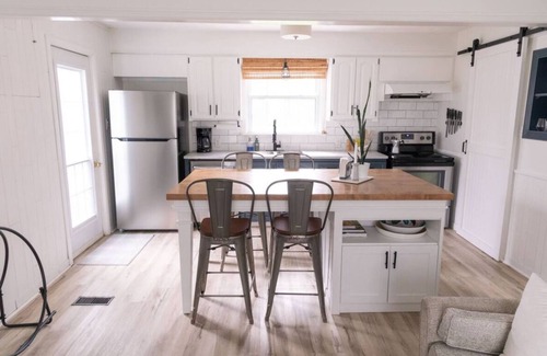 Wasaga Beach Casa | The Beachwood Bungalow - Cozy Ski Chalet.