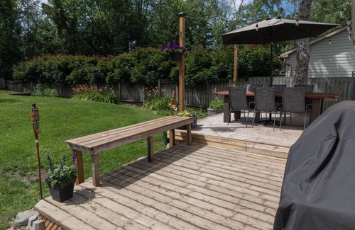 Wasaga Beach Casa | The Beachwood Bungalow - Cozy Ski Chalet.