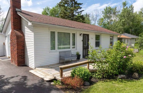 Wasaga Beach Casa | The Beachwood Bungalow - Cozy Ski Chalet.
