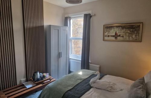 Earlsfield Cama Y Desayuno | The Bean Apartment - double bedroom with private bathroom