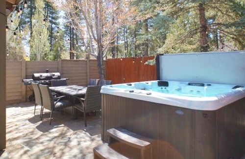 The Village Casa | The Bear Den - DREAM LOCATION WALKING DISTANCE TO LAKE AND VILLAGE!