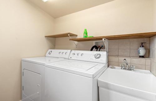 The Village Casa | The Bear Den - DREAM LOCATION WALKING DISTANCE TO LAKE AND VILLAGE!