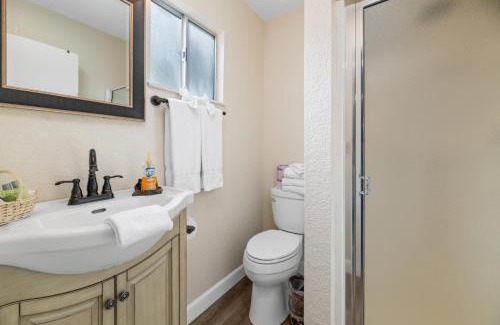 The Village Casa | The Bear Den - DREAM LOCATION WALKING DISTANCE TO LAKE AND VILLAGE!