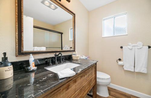The Village Casa | The Bear Den - DREAM LOCATION WALKING DISTANCE TO LAKE AND VILLAGE!