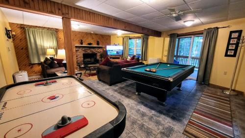 Albrightsville Chalet De Esquí | The Bear Foot Lodge by AvantStay Game Room Deck BeachLake Access
