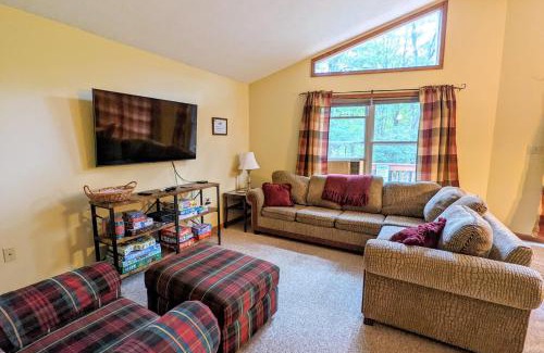 Albrightsville Chalet De Esquí | The Bear Foot Lodge by AvantStay Game Room Deck BeachLake Access