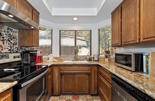 Summit Estates Condominio | The Bear's Den By Destination Big Bear: Prime Location! WALK TO SNOW SUMMIT MT. RESORT! The Bears Den Welcomes ALL Mountain Adventure Enthusiasts! Cozy 2 Bedroom Condo!