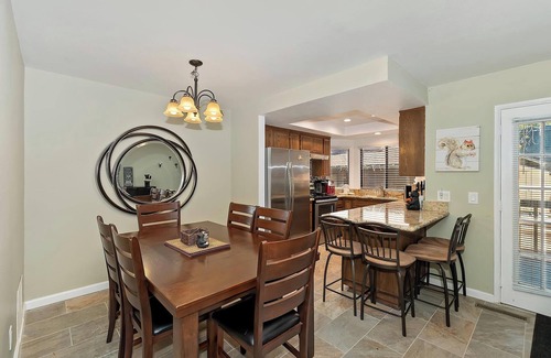 Summit Estates Condominio | The Bear's Den By Destination Big Bear: Prime Location! WALK TO SNOW SUMMIT MT. RESORT! The Bears Den Welcomes ALL Mountain Adventure Enthusiasts! Cozy 2 Bedroom Condo!