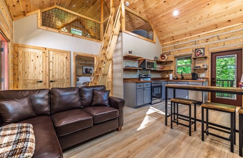 Sevierville Casa | The Bears Den | Cabin w/Hot Tub + Lake Access