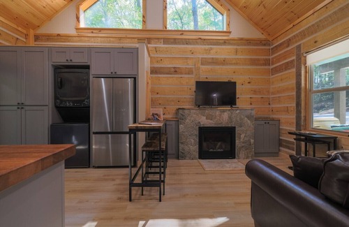 Sevierville Casa | The Bears Den | Cabin w/Hot Tub + Lake Access