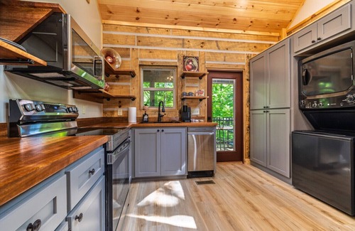 Sevierville Casa | The Bears Den | Cabin w/Hot Tub + Lake Access