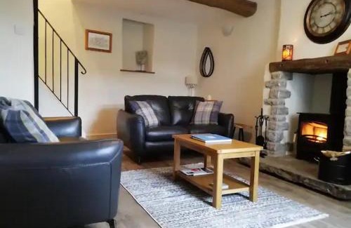 Tideswell Casa | The Beautiful Bobbin - Premium Cottage with views, local walks, wood burner & pubs