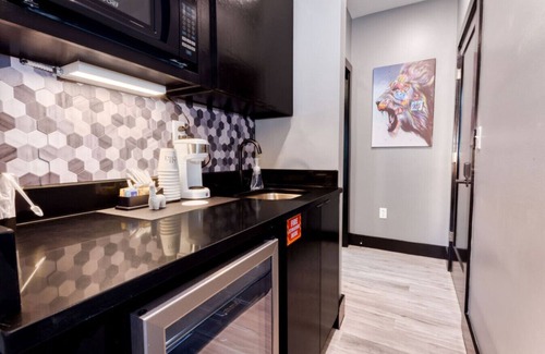 Biloxi Hotel | The Bella's Sneaker Dreamzzz Suite, Sleeps 2, Private Balcony