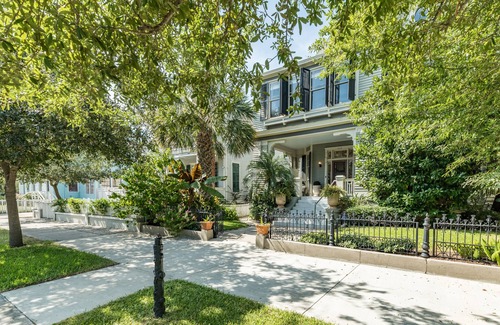 Galveston Casa | The Belle of Ball Street. Walk to the beach from Galveston's Historic East End