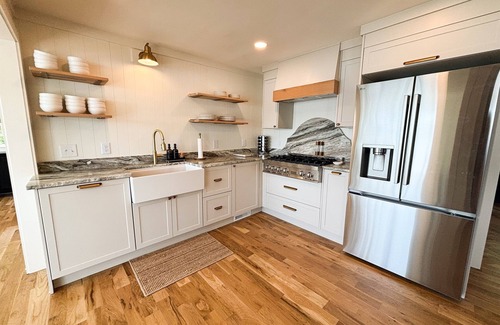 South Belmont Casa | The Belmont Lake Retreat -Sleeps 14!