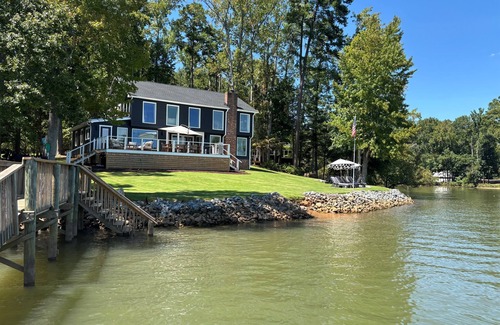 South Belmont Casa | The Belmont Lake Retreat -Sleeps 14!
