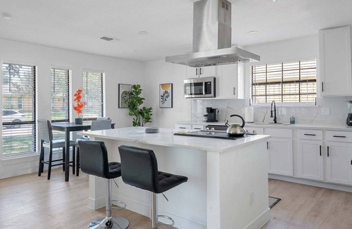 Plano Casa | The Belvedere Pet Friendly Spacious Yard