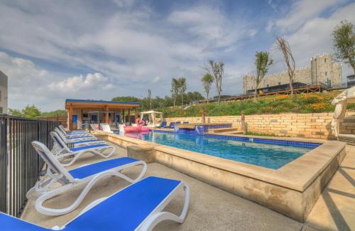 Johnson City Casa | The Bentley Hotel - Clint Eastwood Room - Hill Country View