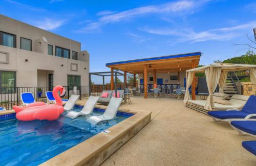 Johnson City Casa | The Bentley Hotel - Clint Eastwood Room - Hill Country View