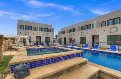 Johnson City Casa | The Bentley Hotel - Clint Eastwood Room - Hill Country View