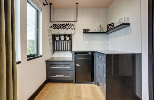 Newport Casa | The Berry @ The Louie Boutique Motel, Walk to Everything! Dog Friendly!