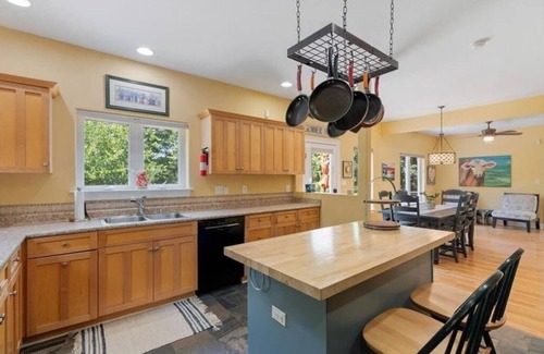 Townville Casa | The Best Times at Lake Hartwell - Large Lake House near Clemson w/Pontoon Rental
