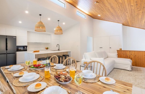 Anna Bay Casa | The Birubi Beach House 11 Campbell Ave Close to the beach pet friendly holiday home