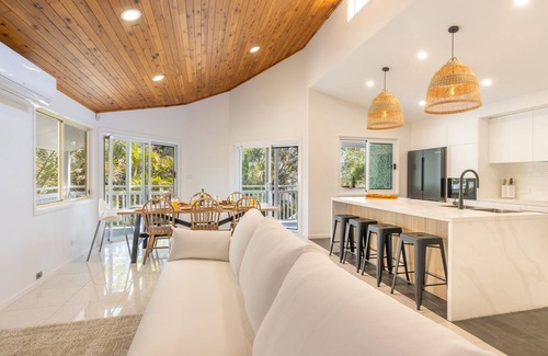 Anna Bay Casa | The Birubi Beach House 11 Campbell Ave Close to the beach pet friendly holiday home
