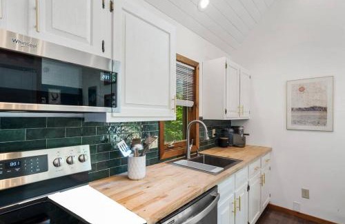 East Stroudsburg Chalet De Esquí | The Black Forest Chalet - Hot Tub, Hiking, Kayak