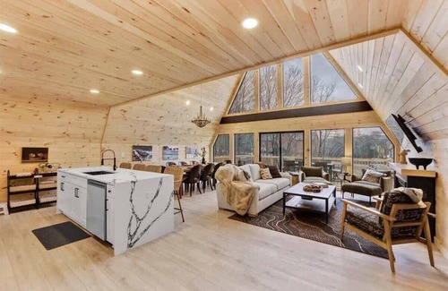 Blakeslee Cabina | The Black Lotus A-Frame | HotTub | Sauna | Firepit