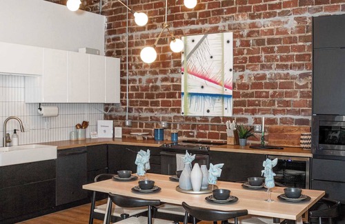 Springfield Casa | The Black Pearl - A Gorgeous Industrial-Style 4BR Home