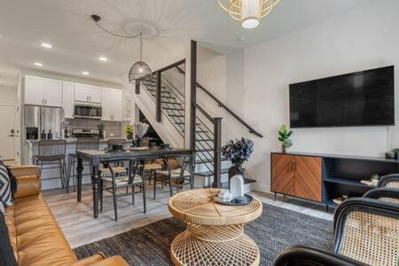 Highland Lake Estates Casa | The Black Sands I Outdoor Theatre I Game Room I TV