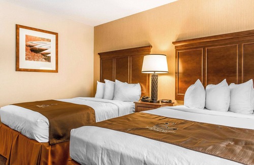 Lenox Dale Hotel | The Black Swan Lee - Lenox, Ascend Hotel Collection