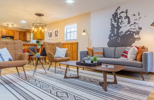 Caton Casa | THE BLOSSOM @ DOLLYS DRIVE * Wifi Grill Woods Mtns