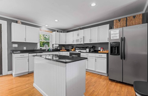Mayhew Casa | The Blue Bungalow - Stay for 8
