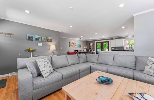 Mayhew Casa | The Blue Bungalow - Stay for 8
